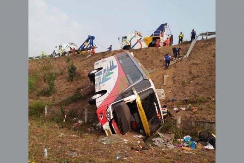 Bus Kramat Jati Terguling, 2 Orang Tewas dan 15 Terluka