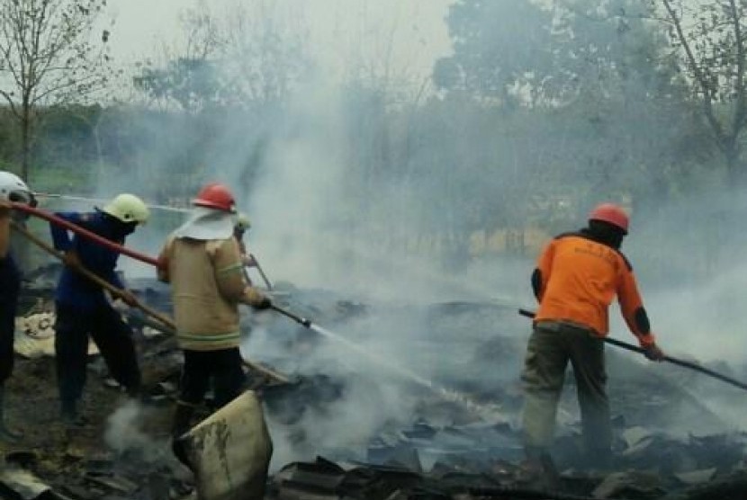  Tim pemadam kebakaran Sragen dan relawan saat melakukan pemadaman sisa api yang meluluhlantakkan peternakan ayam di Desa Jeruk, Miri, Sragen, Senin (7/10/2019) siang. Foto/Wardoyo
