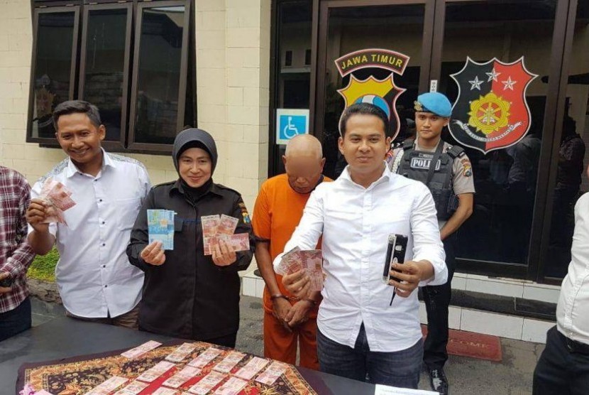 Uang Palsu: Polisi Malang menangkap seorang pria asal Rembang yang mengedarkan uang palsu alias upal