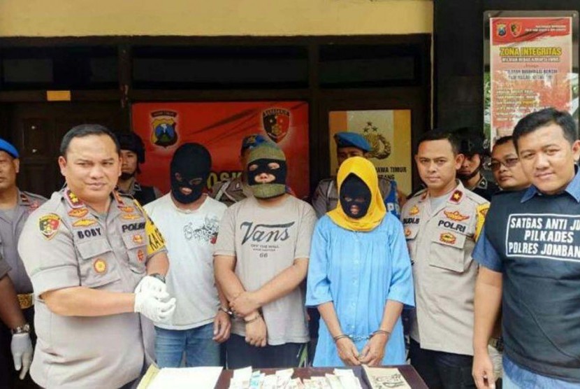 Tiga pelaku judi pilkades ditangkap polisi.