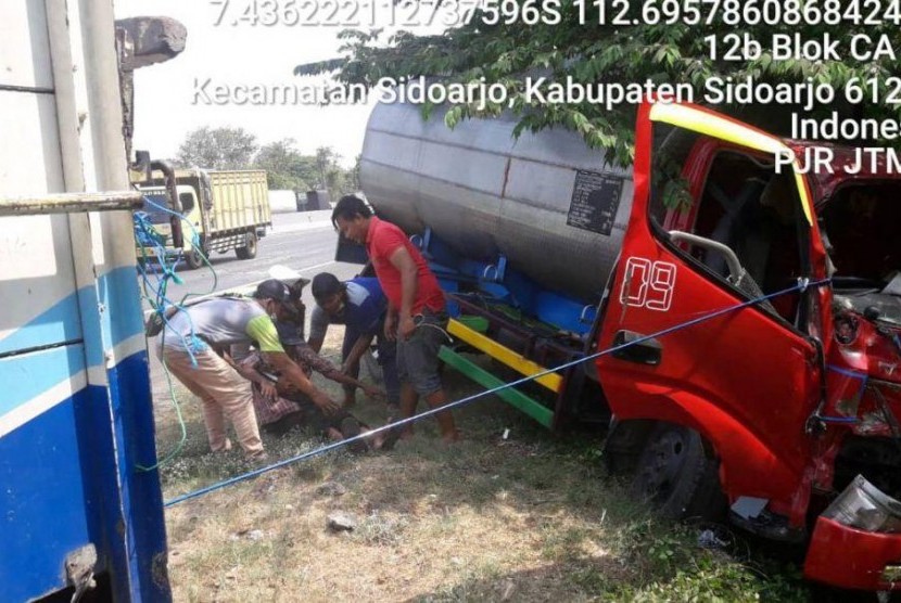 Truk Kecelakaan: Truk Vs Truk di Tol Sidoarjo, Pengemudi Terluka