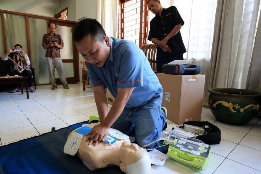 Pemkot Surabaya melengkapi berbagai fasilitas publik itu dengan alat pacu jantung 
