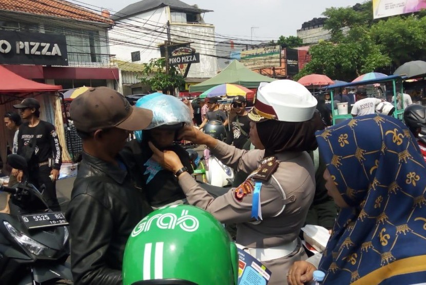  Ditlantas Polda Jawa Barat membagikan helm kepada masyarakat di Car Free Day (CFD) Buah Batu, Kota Bandung, Ahad (27/10) kemarin.