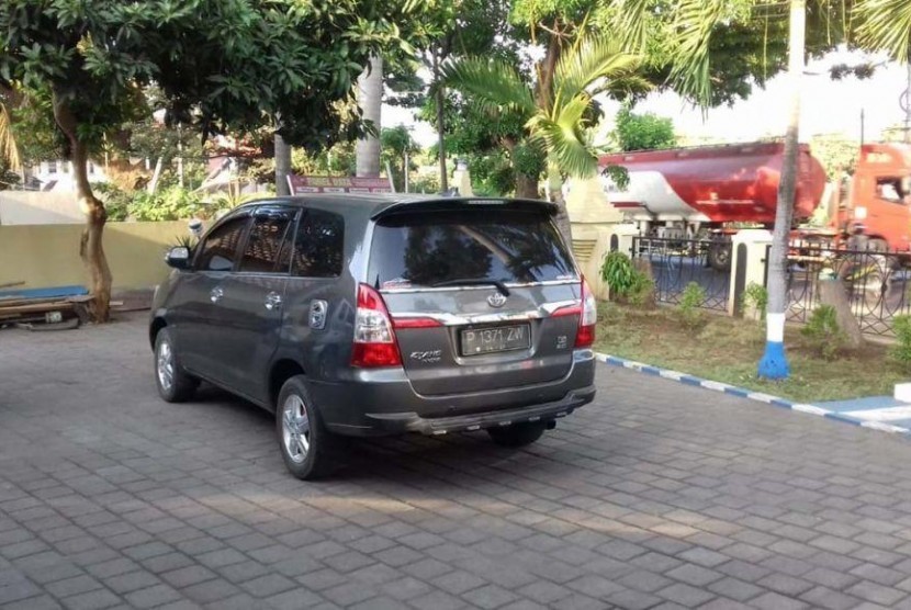 Maling Mobil: Pencuri memanjat rumah korban dan membawa kabur mobil Toyota Innova