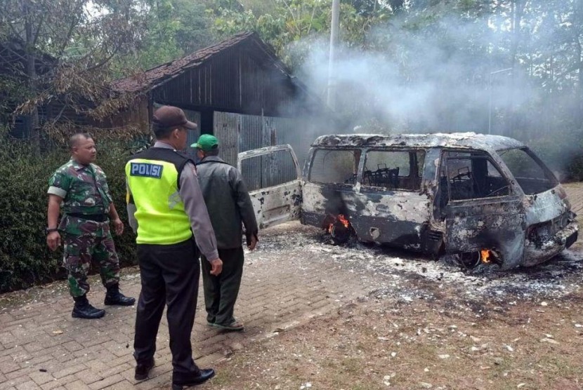 Mobil Terbakar: Keluar dari Garasi, Mobil Suzuki Carry Hangus Terbakar