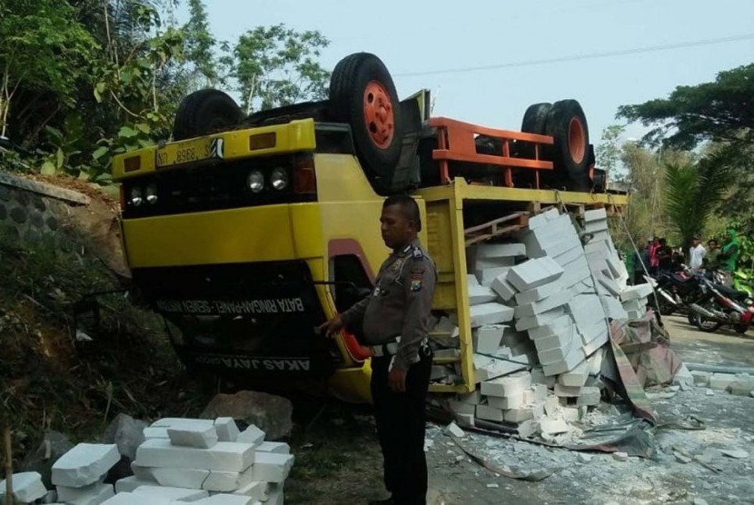 Tak Kuat Menanjak, Truk Bermuatan Batu Bata Terbalik di Ngawi