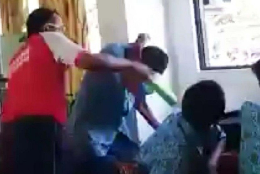 Guru SMK pukuli muridnya di Pasuruan.