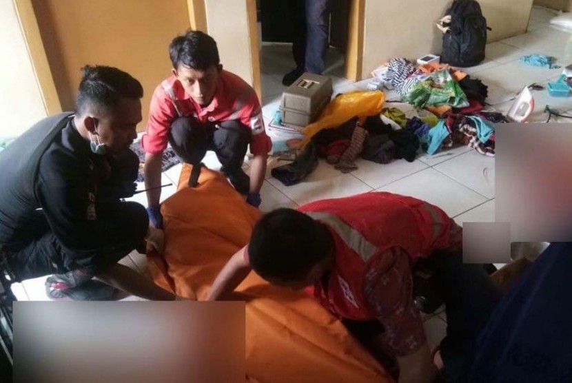 Wanita Dibunuh: Seorang wanita tewas dibunuh di Surabaya yang diduga dilakukan mantan suami