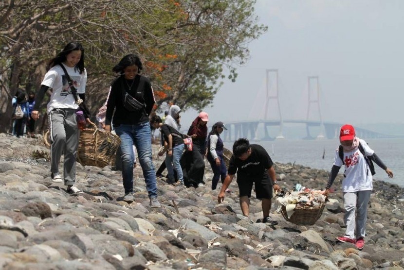 Pemilik warung di Surabaya diajak memungut sampah plastik di Pantai Nambangan.
