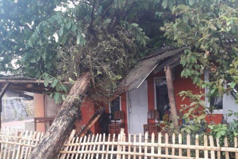  Rumah di Desa Sukamaju rusak berat akibat hujan dan angin kencang