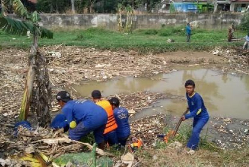 Petugas gabungan dari Bekasi-Bogor bersih-bersih sungai Cikeas dari sampah bambu