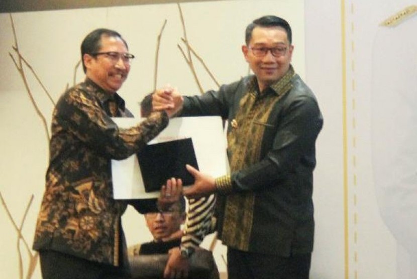  Penghargaan TKKSD Award 2019 diserahkan langsung Gubernur Jabar Ridwan Kamil kepada Kepala Disparbud Jabar Dedi Taufik bersamaan dengan penyerahan penghargaan atas opini Wajar Tanpa Pengecualian (WTP) Tahun 2019,