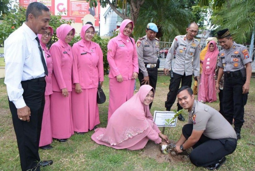 Polisi yang hendak menikah wajib menanam pohon cinta sebagai syarat untuk menikah.