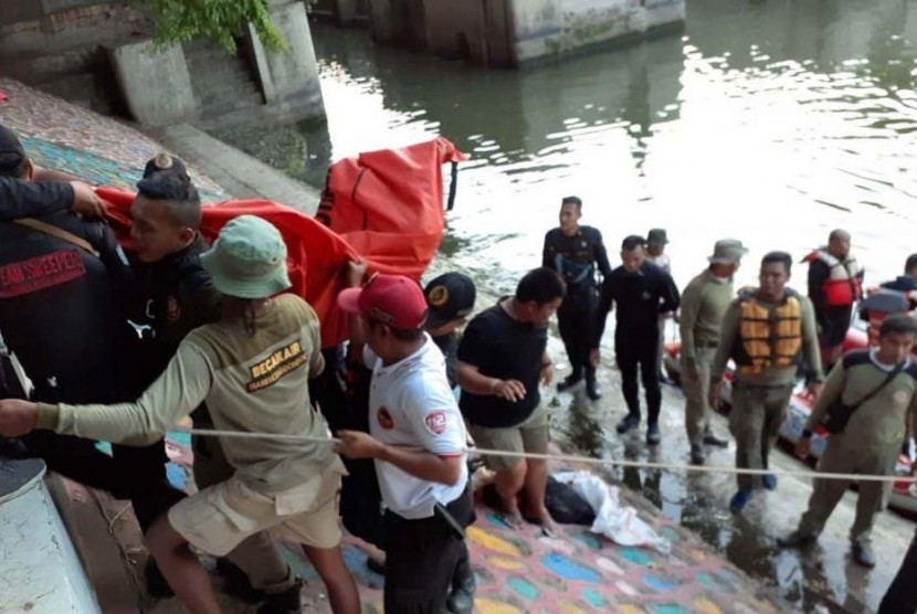 Seorang anak meninggal tenggelam saat berenang di Sungai Kalimas Surabaya.