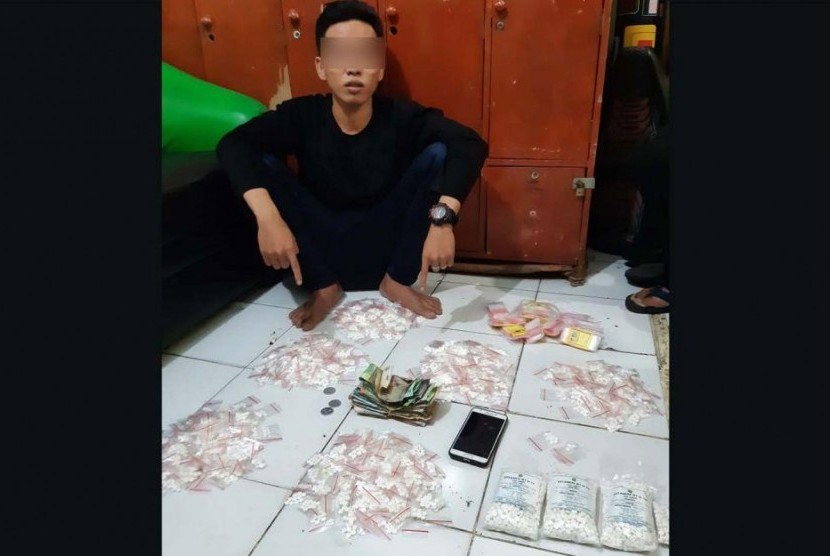 Pengedar pil koplo ditangkap saat bertransaksi di makam di Surabaya.
