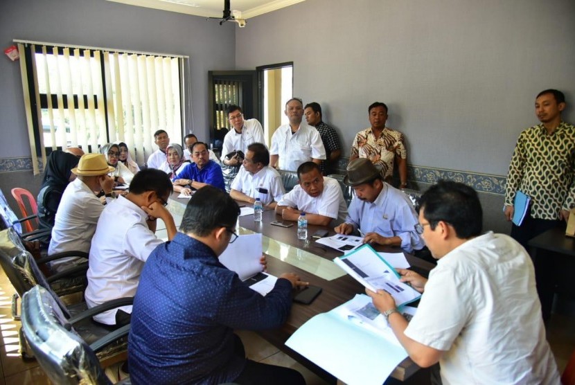  Wakil Ketua DPRD Provinsi Jawa Barat Ineu Purwadewi Sundari disela monitoring Pembangunan TPPAS Regional Legok Nangka bersama Pimpinan dan Anggota Komisi IV di Kecamatan Nagreg Kab. Bandung,