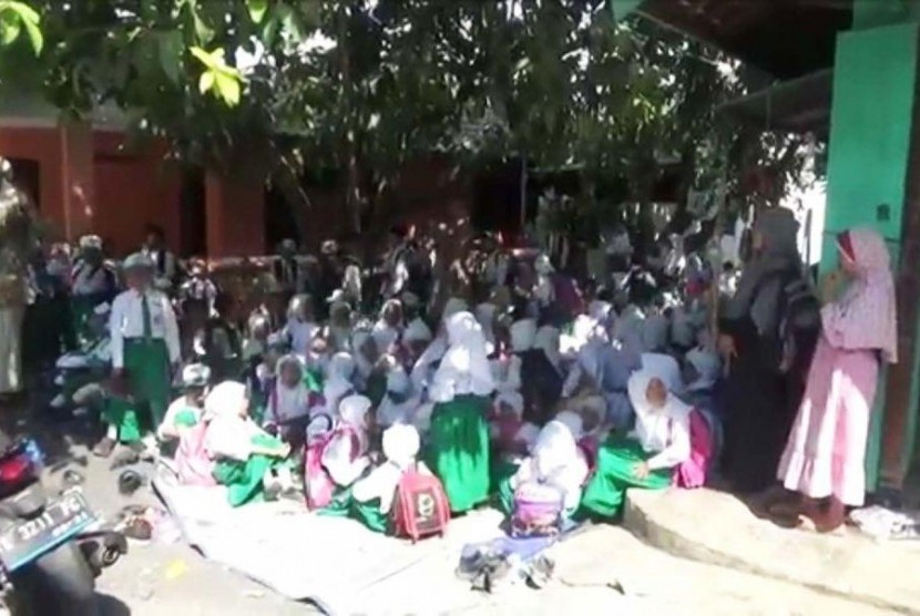 Ratusan siswa MI Darul Ulum Pasuruan terpaksa keluar dari ruang kelas