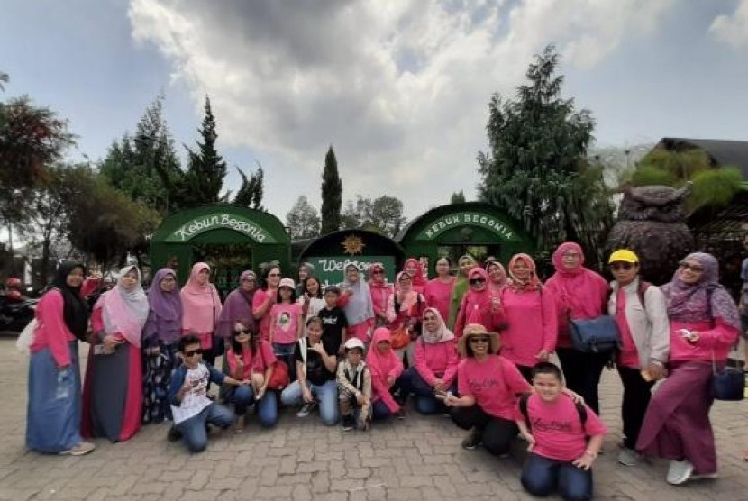  56 warga cluster Dahlia, Bella Casa menggelar kegiatan Family Gathering bertajuk 'Dari Bella Casa untuk Indonesia' pada Sabtu (12/10).