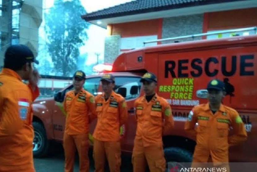  Tim Basarnas Bandung masih mencari anak yang terseret arus sungai Cimanuk