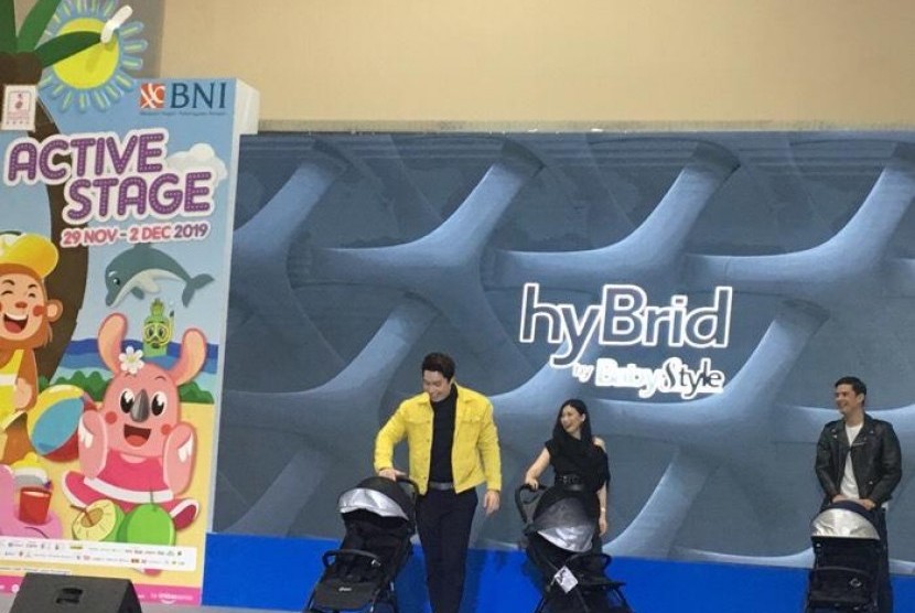 Hybrid Stroller Cabrio Ezy Fold gunakan tiga duta merek sekaligus 