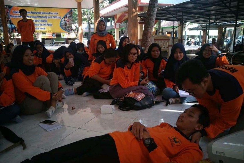 Basarnas Jember melatih puluhan mahasiswa dan relawan Universitas Jember (Unej)