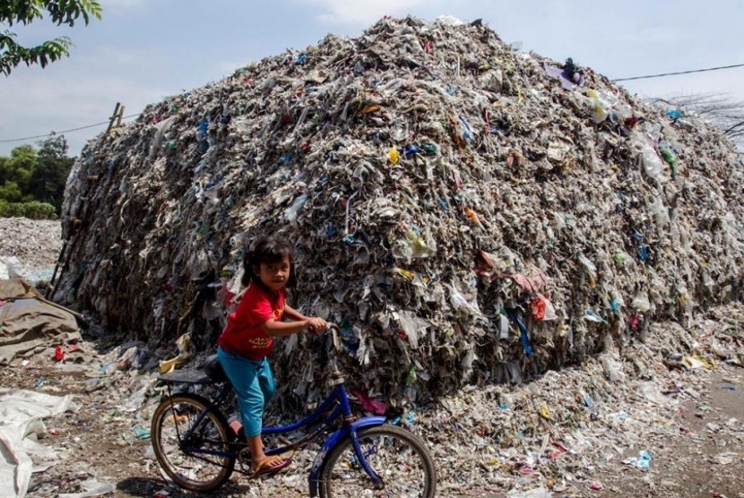 Pemerintah Australia berjanji untuk melarang sampah plastik, kertas bekas ke Jatim