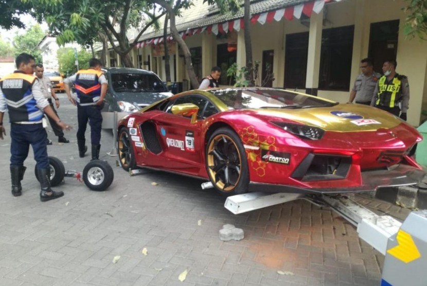 Polisi Selidiki Legalitas Lamborghini Terbakar di Surabaya
