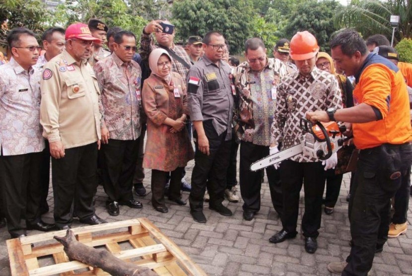 Enam belas kabupaten dan kota di Jawa Timur menerbitkan Surat Keputusan (SK) Siaga Bencana