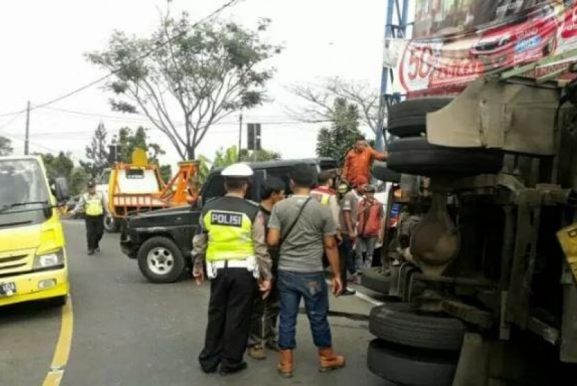  Diduga karena rem blong, truk boks bermuatan perlengkapan alat tulis kerja kantor menghantam satu mobil Toyota Avanza di Jalan Raya Puncak-Cipanas, di Kampung Ciloto, Desa Ciloto, Kecamatan Cipanas, Cianjur, Senin (11/11).