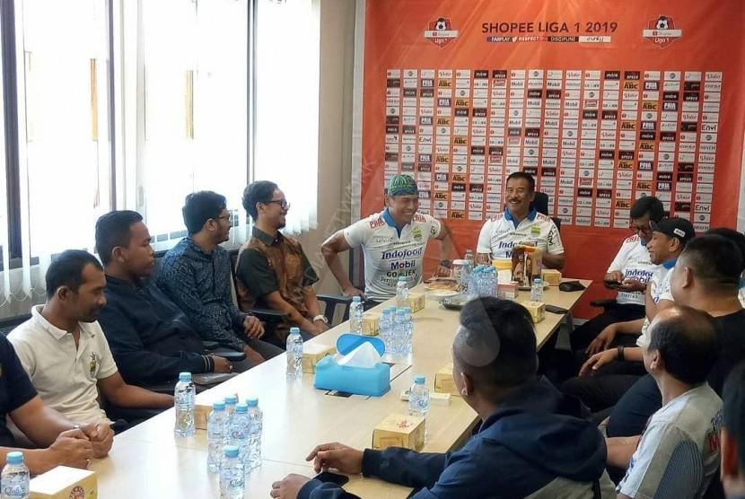  Kepala Kepolisian Daerah Jawa Barat Irjen Pol Rudy Sufahriady menyampaikan permintaan maafnya lantaran tak dapat memberikan izin Maung Bandung untuk menggelar sejumlah laga tersebut di Bandung maupun di Jawa Barat.