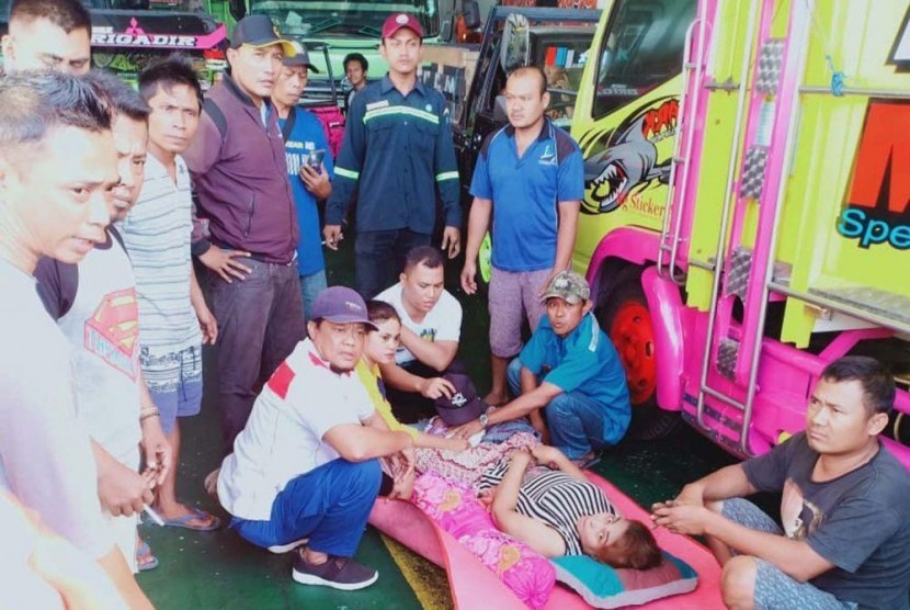 Viral Video Seorang Ibu Melahirkan dalam Kapal di Selat Bali