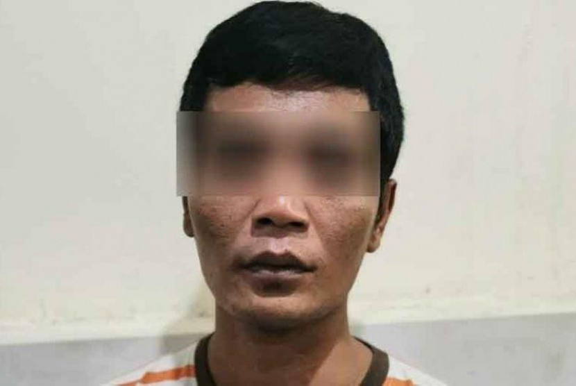 Pria asal Pasuruan ditangkap polisi karena menipu 10 orang dengan modus menjadi penyalur tenaga kerja.