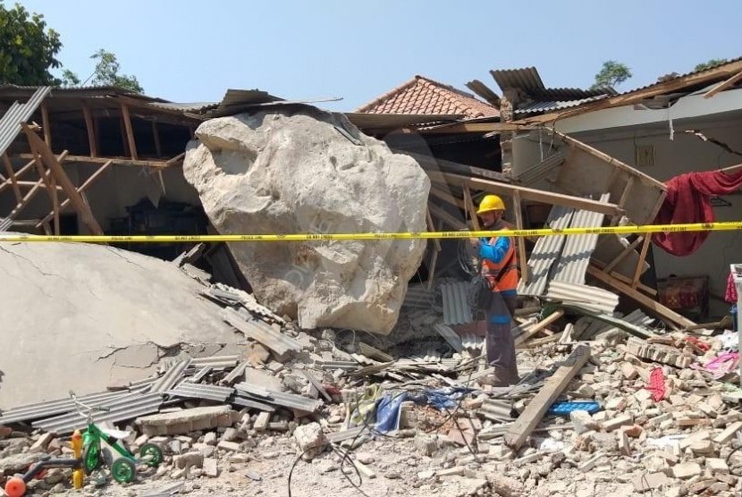 Batu-batu besar menghantam rumah warga akibat penggunaan bom oleh PT MSS