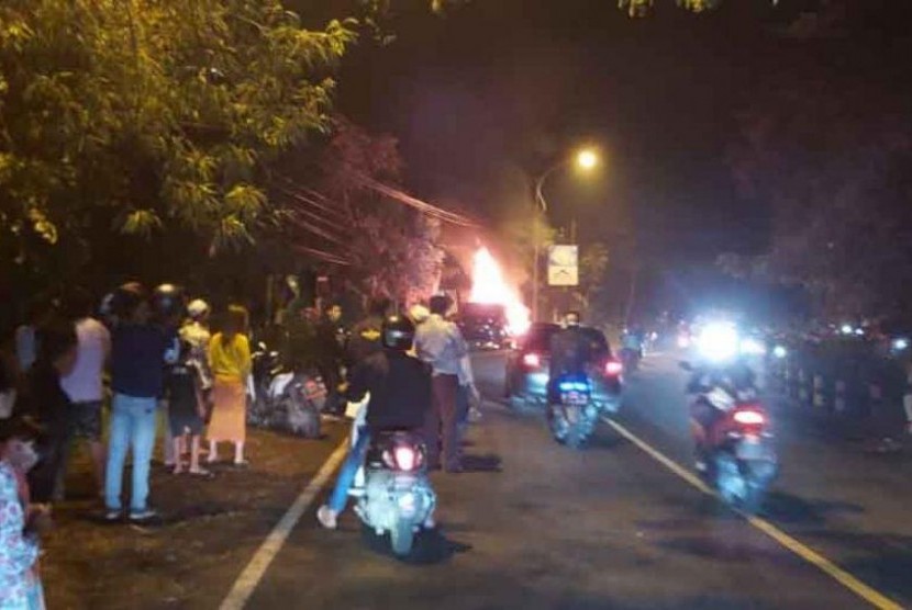 Mobil Honda Freed terbakar di Banyuwangi, diduga karena konsleting.