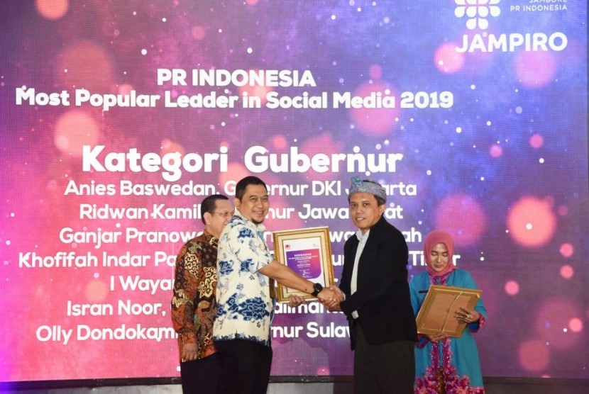  Gubernur Jawa Barat Ridwan Kamil dan Kepala Biro Humas dan Keprotokolan Setda Prov Jabar Hermansyah mendapat penghargaan dalam The 5th JAMPIRO (Jambore PR Indonesia) di Ballroom Prime Plaza Hotel Sanur, Bali, Kamis (31/10). 
