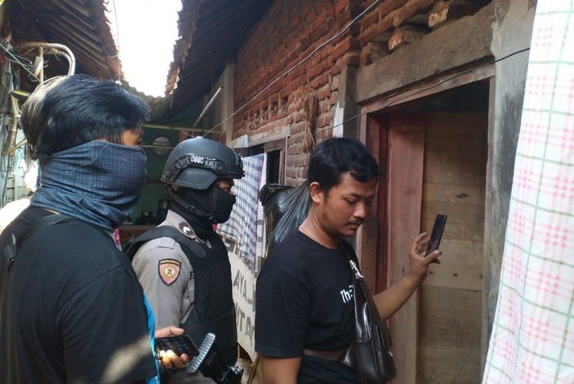  Densus 88 tangkap seorang warga Cirebon yang diduga terlibat jaringan JAD.