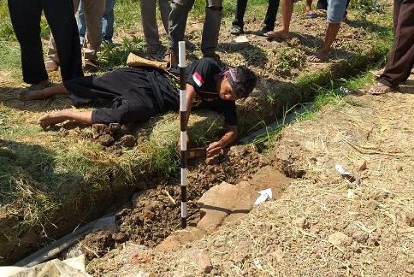  Peneliti Balai Arkeologi (Balar) Bandung tak menemukan penggunaan semen pada struktur bata merah yang diduga sebagai candi di Desa Sambimaya, Kecamatan Juntinyuat, Kabupaten Indramayu.