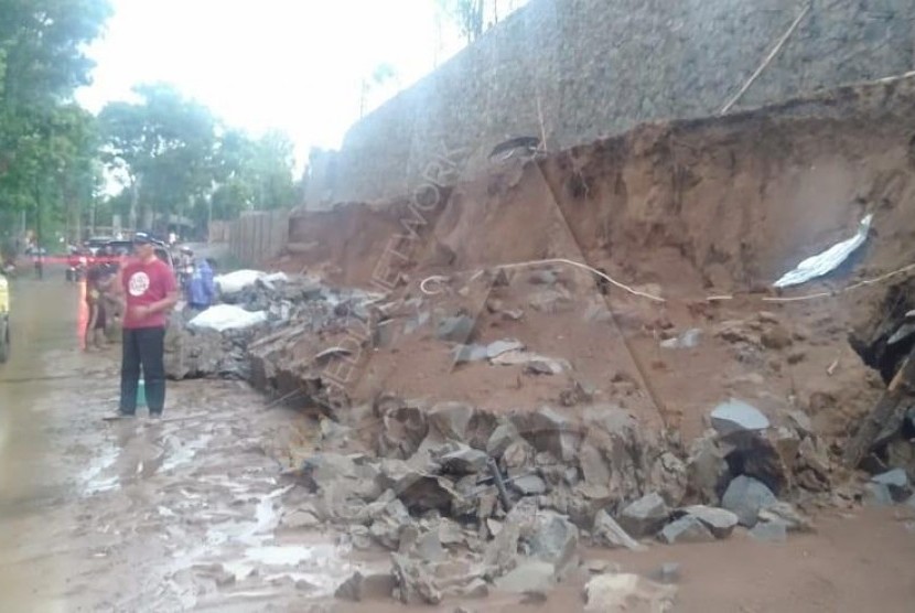  Tembok Penahan Tebing yang ambruk di Wanayasa sebabkan lalu lintas tersendat