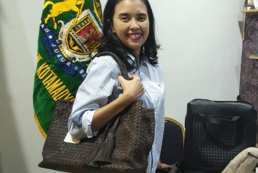 Syanaz Nadya Winarto Putri, founder & owner Rorokenes, produsen tas anyaman kulit 