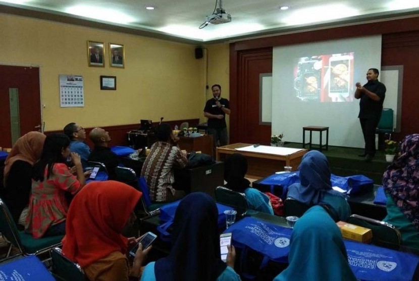 Foto Produk: MM Universitas Airlangga Surabaya memberi pelatihan foto produk untuk difabel