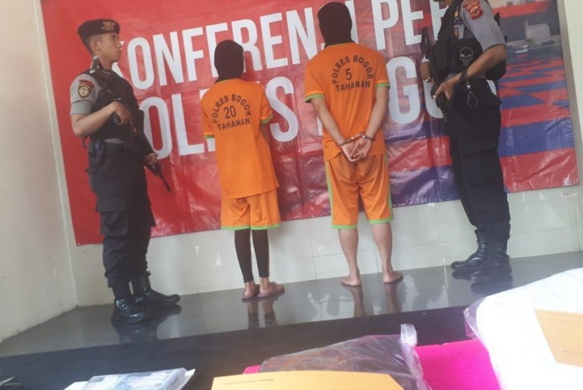  Polres Bogor menangkap dua muncikari Y dan GY yang menawarkan perawan seharga Rp 20 juta.