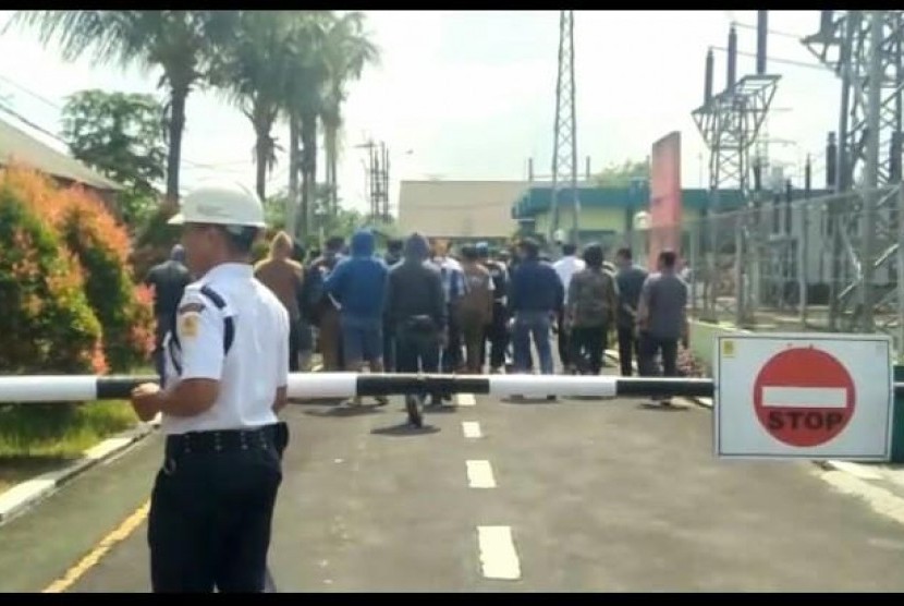  Anggota Densus 88 menggeledah gardu induk PLN Tasikmalaya di jalan Sambongjaya Kecamatan Mangkubumi Kota Tasikmalaya.