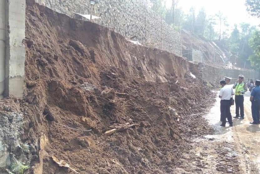 Sempat Tertimbun Longsor, Jalan Wanayasa Sudah Dapat Dilalui 