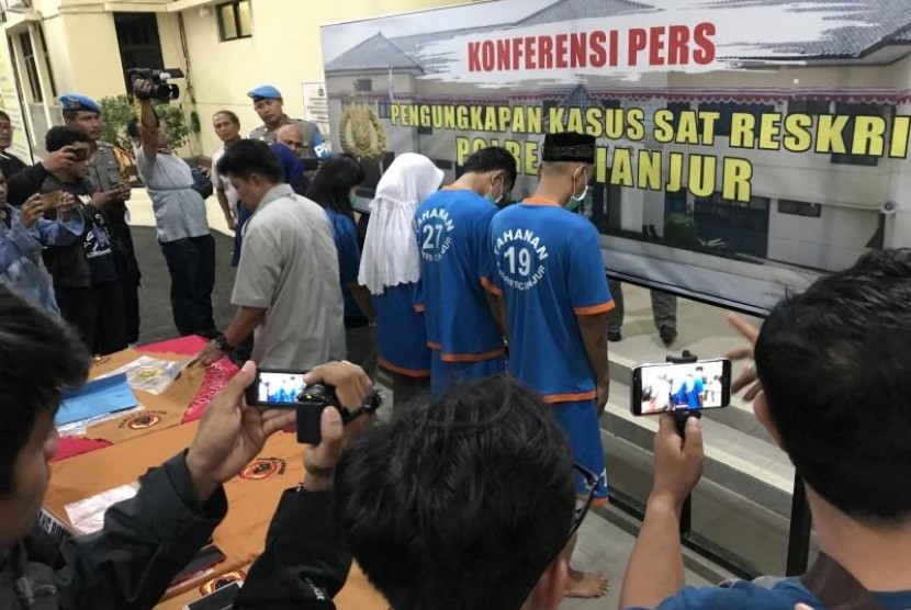  Pelaku diduga sodomi delapan anak di bawah umur, Dadan alias Wildan dibekuk petugas Polsek Cianjur Kota dibantu Polres Cianjur di rumah kontrakannya di Gang Perjuangan, Kampung Lemah Duhur RT 03/19 Kelurahan Muka, Kecamatan Cianjur