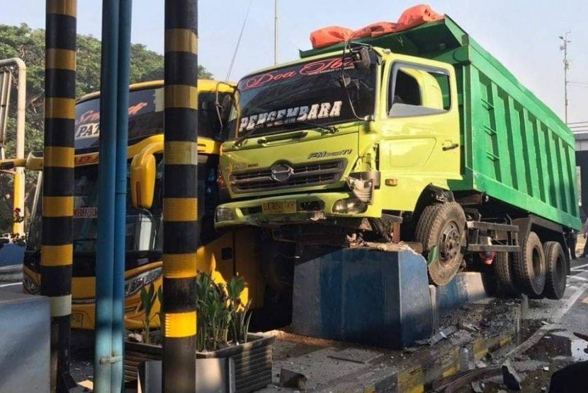 Sebuah dump truk menabrak bus di depan gerbang Tol Sidoarjo.