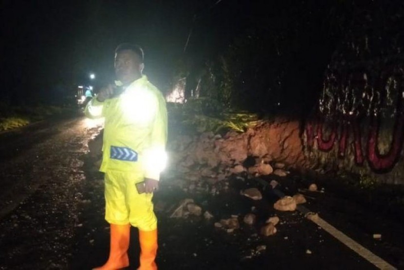 Bukit di Jalan Raya Ponorogo-Trenggalek longsor dan menutup satu dari dua jalur.