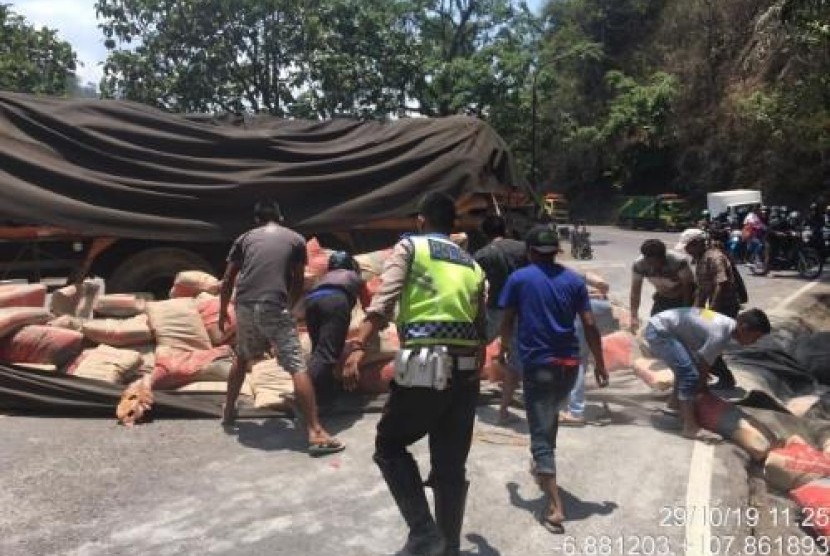  Dua orang pedagang asongan tewas tertabrak truk bermuatan semen di Jalan Raya Bandung-Cirebon, Cadas Pangeran, Kabupaten Sumedang sekitar pukul 11.15 WIB, Selasa (29/10).