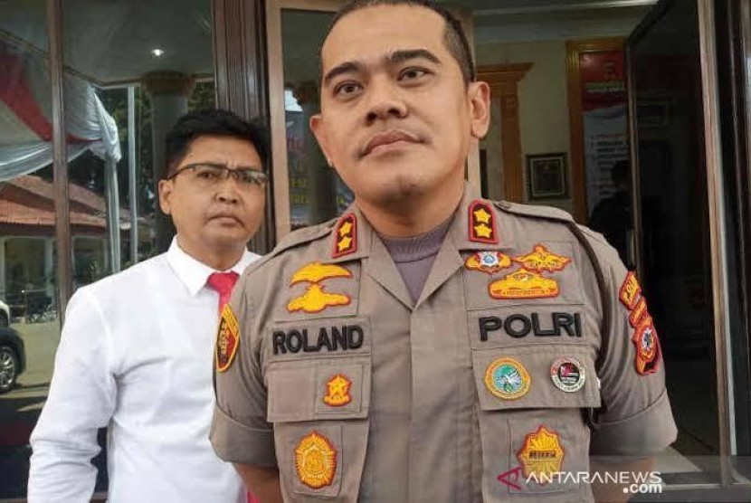  Kapolres Cirebon Kota AKBP Roland Ronaldy mengatakan saat ini Densus 88 Antiteror Polri masih melakukan penggeledahan rumah dan tempat tinggal enam orang terduga teroris yang diamankan pada Senin (18/11).