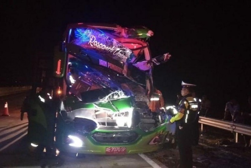 Bus Rombongan IAIN Tabrak Truk, 5 Mahasiswa Terluka