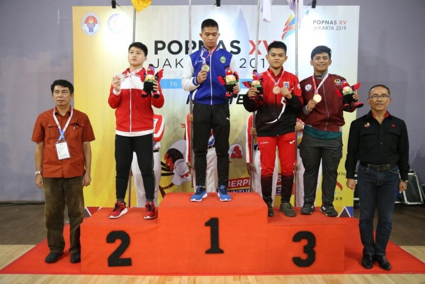  Dua emas berhasil disabet kontingen Jabar pada cabang olaharaga karate Pekan Olahraga Pelajar Nasional (POPNAS) 2019. 